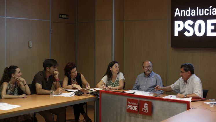 El candidato socialista a la presidencia de Diputación, José Entrena, en la reunión mantenida este miércoles con el equipo de Vamos Granada. Foto: aG