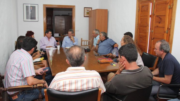 Durante el encuentro, el presidente de la Diputación ha ofrecido a los alcaldes la colaboración de la corporación provincial para solucionar sus problemas. Foto: aG