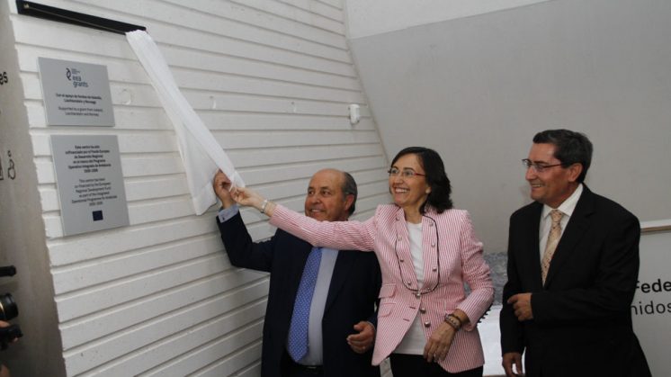 El alcalde de Granada, la consejera de Cultura y el presidente de la Diputación han descubierto la placa. Foto: Álex Cámara
