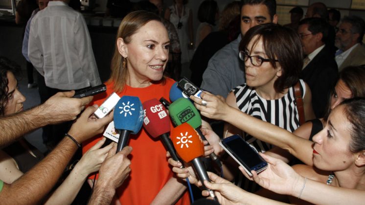 Laura García Lorca atiende a los periodistas antes del inicio de la inauguración. Foto: Álex Cámara