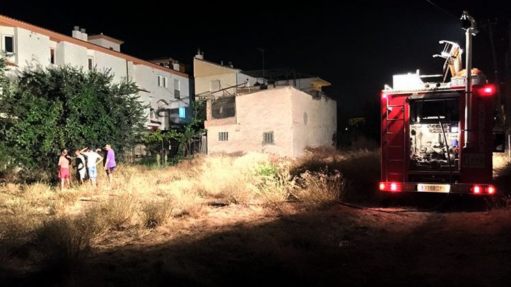 El fuego se ha producido en la parte trasera de las viviendas. Foto: Protección Civil Granada