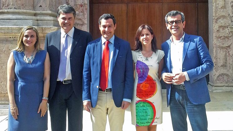 Los parlamentarios andaluces del PP, junto al presidente regional de la formación. Foto: aG.