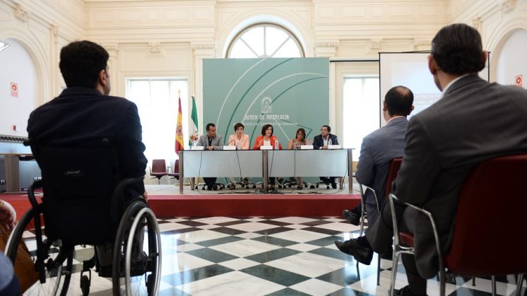 Andalucía impulsa un pacto por la dependencia en colaboración con profesionales y entidades