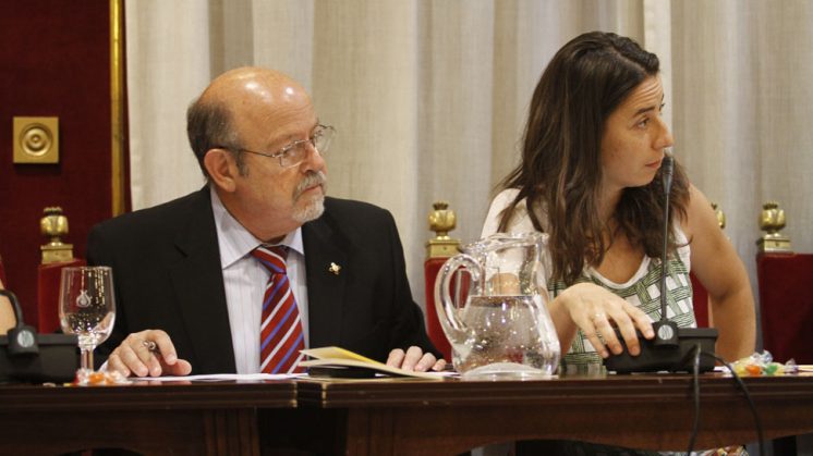 Dos de los concejales de Vamos Granada durante el pleno de organización. Foto: Álex Cámara