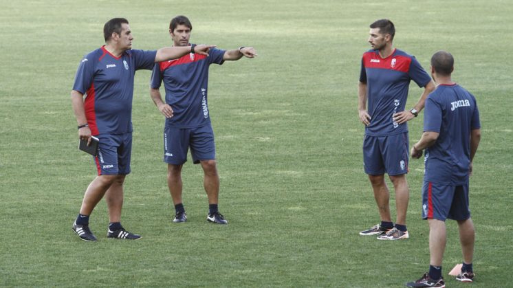 El entrenador del Granada CF, José Ramón Sandoval, da instrucciones durante el primer entramiento del equipo este verano. Foto: Álex Cámara