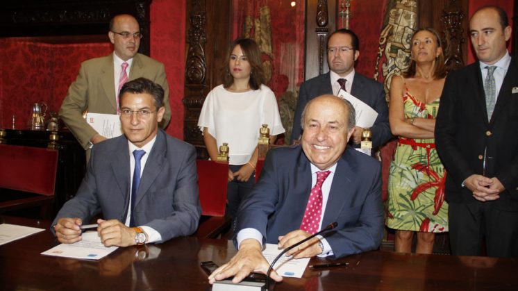 El alcalde de Granada, José Torres Hurtado y el portavoz de Ciudadanos, Luis Salvaldor en la firma del documento con las 50 medidas. Foto: Álex Cámara