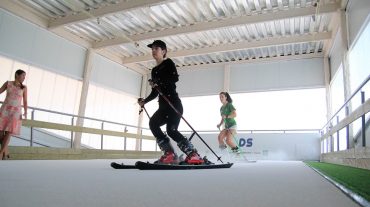 Un simulador único en España permite aprender a esquiar sin pisar la nieve