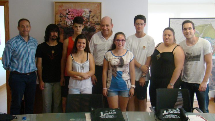 Los jóvenes galardonados en el despacho del alcalde de Armilla. Foto: aG