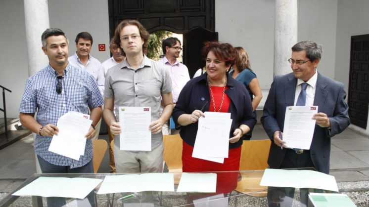La Casa de los Tiros ha acogido la firma entre PSOE e IU. Foto: Álex Cámara.