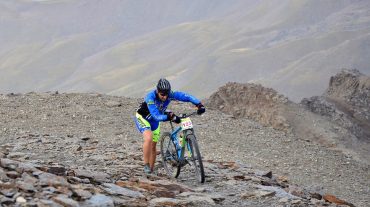 Una fuerte tormenta condiciona la subida nocturna en bicicleta de montaña al Veleta