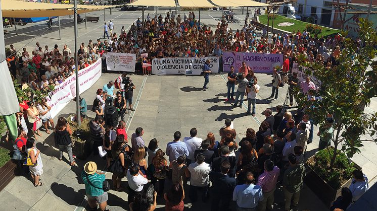 Alrededor de 400 personas se han concentrado en la plaza del Ayuntamiento de Armilla. Foto: Luis F. Ruiz