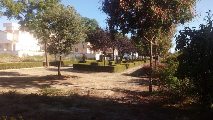  La concejalía de Medio Ambiente del Ayuntamiento vegueño ha puesto en marcha un plan especial en parques, plazas y solares durante julio y agosto. Foto: aG