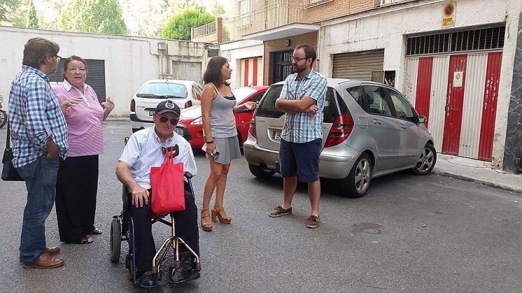 Los socialistas han visitado la calle Loma de Dílar en la mañana de este martes. Foto: aG
