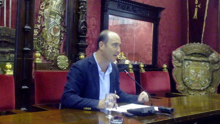 El concejal de Cultura y alcalde en funciones del Ayuntamiento de Granada, Juan García Montero, durante la comparecencia de este miércoles. Foto: aG