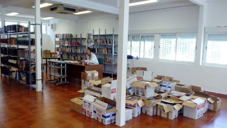 Uno de los trabajadores municipales ya trabaja en la catalogación de los libros. Foto: Noelia S. Lorca
