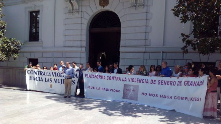 Miembros de la corporación municipal, delegados de la Junta de Andalucía y colectivos durante el minuto de silencio. Foto: Noelia S. Lorca