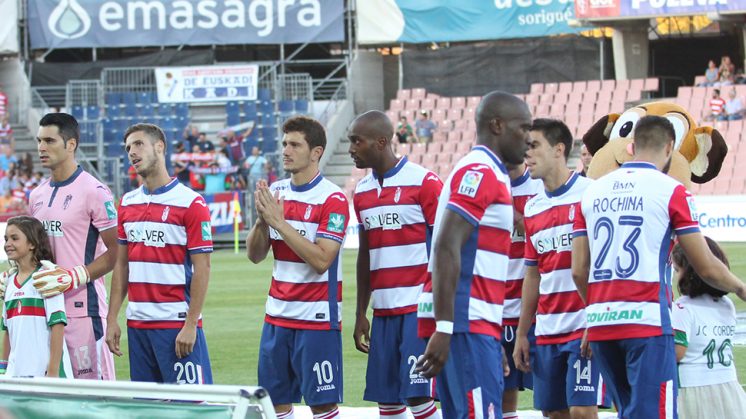 Los jugadores del Granada CF, antes del inicio del partido. Foto: Roberto Romera