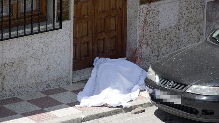 El cuerpo sin vida de Rafaela, vecina de Pinos Puente, tras ser asesinada por su expareja en julio de 2010. Ella sí había denunciado su caso. Foto: L. F. R.  (archivo)