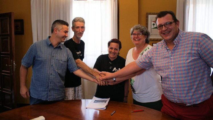 En la imagen algunos de los miembros de la Asociación de Parados y del equipo de Gobierno tras la firma del acuerdo. Foto: aG