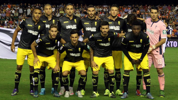 Once del Granada CF, que ha tenido que jugar de negro y amarillo. Foto: LOF