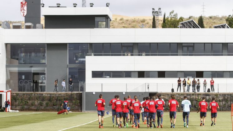 La plantilla del Granada CF durante el primer entrenamiento en sus nuevas instalaciones. Foto: Álex Cámara