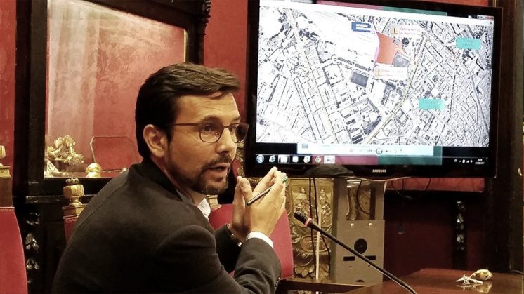 El portavoz socialista ha comparecido ante los medios en el Salón de Comisiones del Ayuntamiento de Granada. Foto: aG.