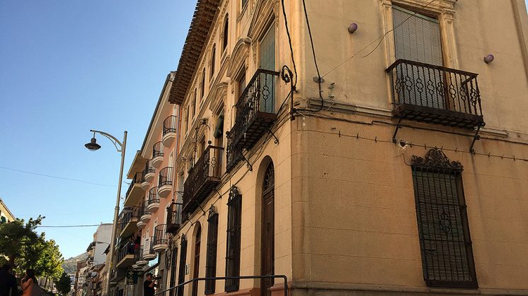 El edificio se encuentra en la calle Real del municipio y ya alberga los juzgados de paz. Foto: Luis F. Ruiz