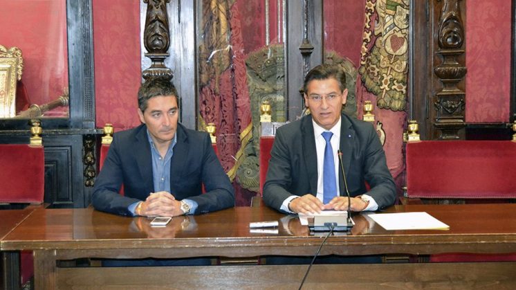 Manuel Olivares y Luis Salvador han comparecido en el Salón de Comisiones del Ayuntamiento. Foto: aG.