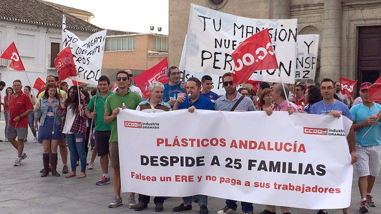    Los trabajadores despedidos de Plásticos Andalucía han marchado desde la Plaza de España de Santa Fe. Foto: aG
