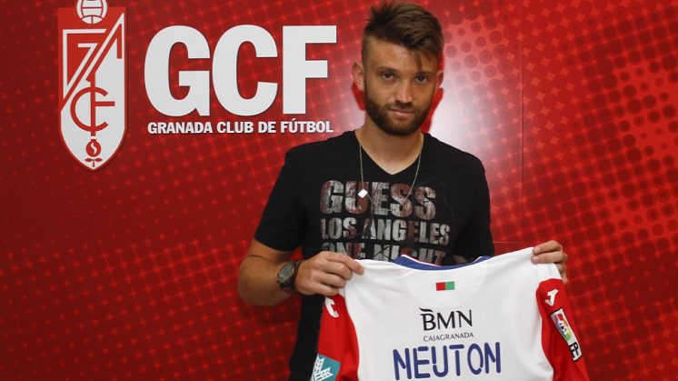 Neuton ha posado con la camiseta del Granada y lucirá el dorsal 19. Foto: M.J.Ramírez
