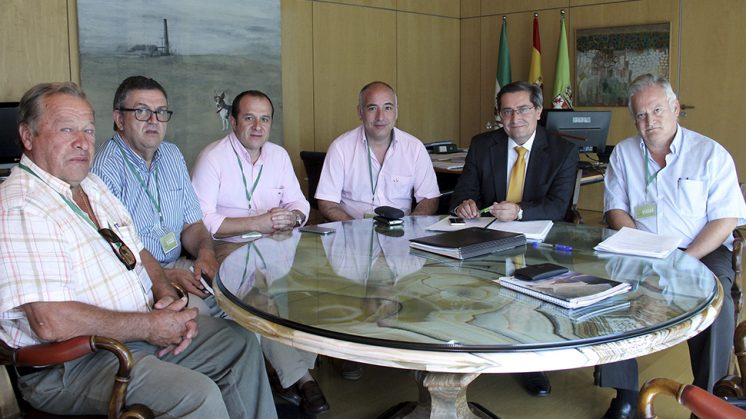José Entrena, durante la reunión con la comunidad de regantes. Foto: Diputación de Granada.