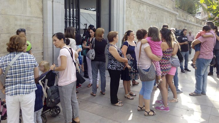 El grupo de padres a las puertas de la Delegación de la Junta en Granada. Foto: N.S.L.