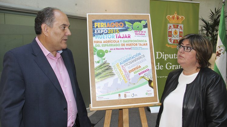 La diputada de Desarrollo Sostenible y Empleo, Ana Muñoz,  junto al alcalde de Huétor Tájar, Fernando Delgado. Foto: aG