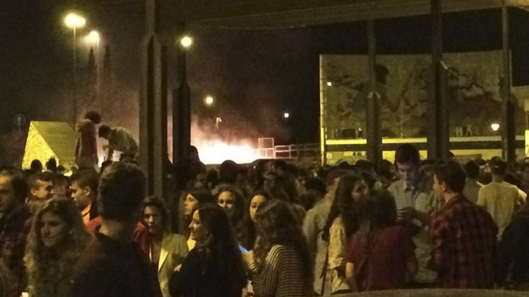 Momento en el que comenzaba arder el descampado junto al Botellódromo. Foto: aG