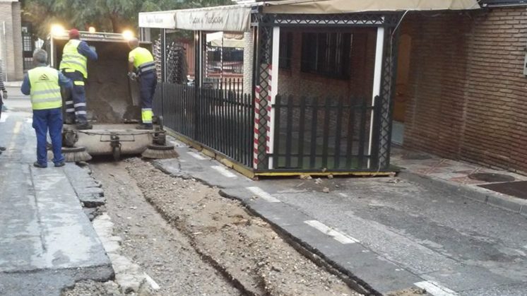 Los operarios de limpieza del Ayuntamiento de La Zubia han terminado de limpiar las calles esta mañana. Foto: Ayto. La Zubia