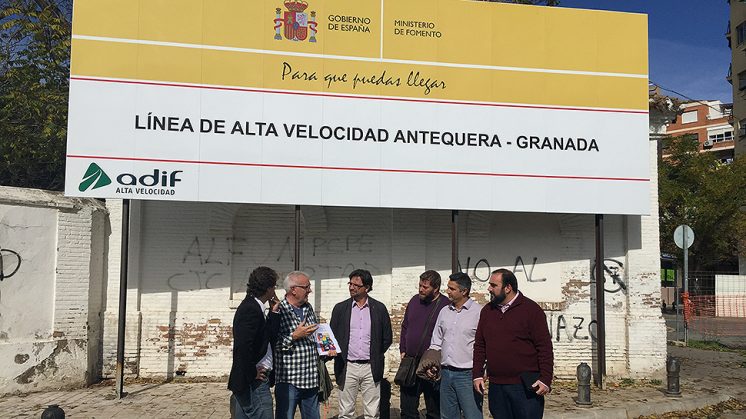 Cayo Lara, acompañado de dirigentes de IU en Granada, en las obras del AVE en la avenida de Andaluces. Foto: Luis F. Ruiz