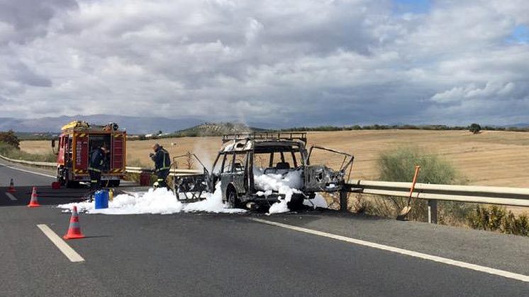 El vehículo que ha ardido se encontraba en un lateral de la calzada. Foto cedida por Francisco Ledesma 