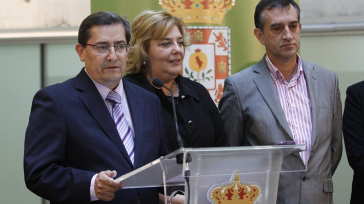El presidente de la Diputación, José Entrena, ha comparecido acompañado de sus diputados. Foto: Álex Cámara
