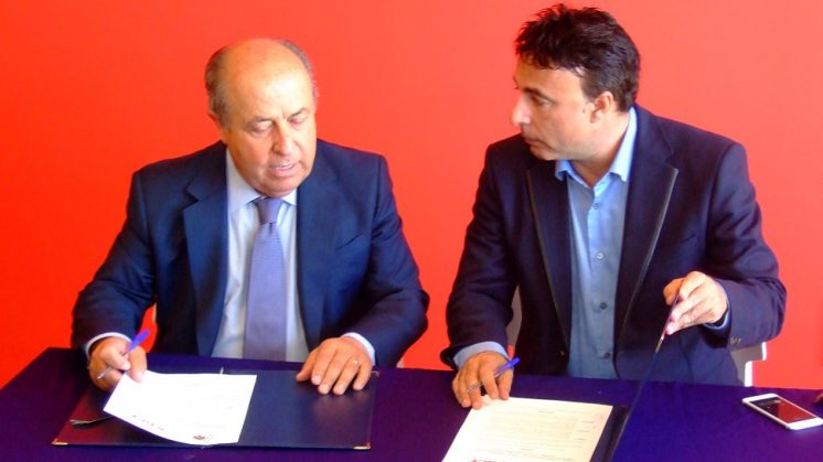 El alcalde de Granada y el presidente del Granada CF han firmado el convenio en la Ciudad Deportiva. Foto: María José Ramírez