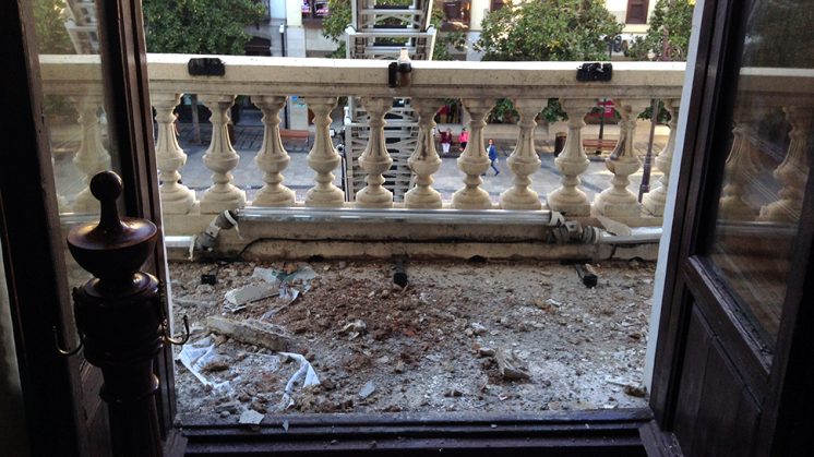 Los trozos habían caído al balcón central del Ayuntamiento. Foto: Javier Morales