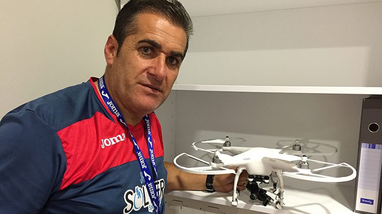 José Ramón Sandoval, con el drone que ya tiene en la Ciudad Deportiva del Granada CF. Foto: Luis F. Ruiz