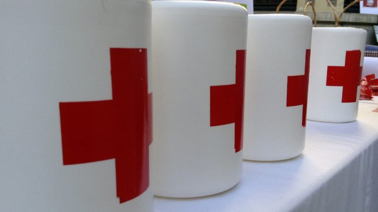 Las huchas de Cruz Roja recogen este viernes fondos para los refugiados sirios. Foto: J. Morales.