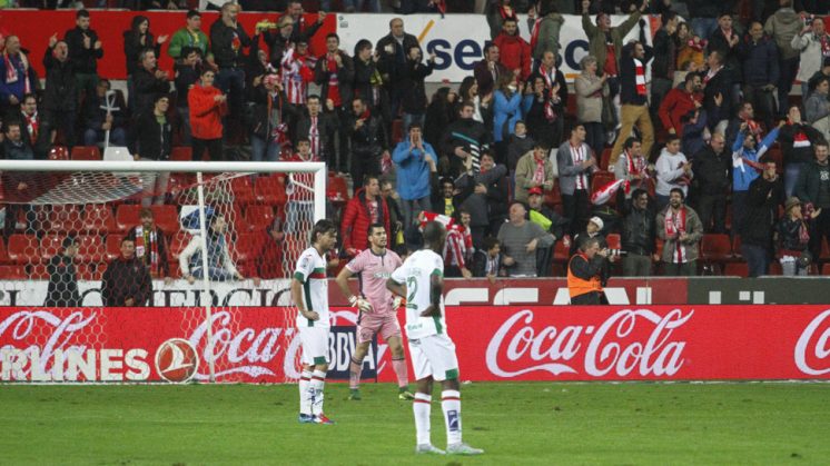 Los jugadores del Granada se lamentan tras encajar uno de los goles en El Molinón. Foto: Álex Cámara