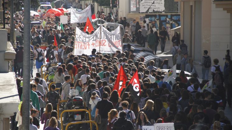 La manifestación ha congregado a cerca de un millar de personas. Foto: Álex Cámara.