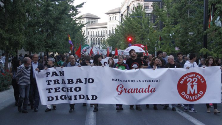 Los manifestantes a su paso por Gran Vía. Foto: Álex Cámara