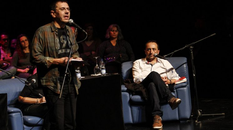Juan Carlos Monedero durante su intervención en el Teatro Pablo Neruda de Peligros. Foto: Álex Cámara