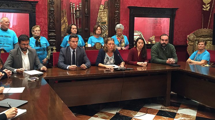 PP, PSOE, Ciudadanos, Vamos Granada e IU, junto a la Plataforma de Vecinos de Santa Adela, durante la comparecencia de este martes. Foto: aG