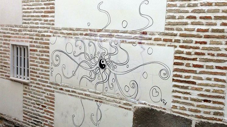 La pintada se ha producido en la fachada del edificio. Foto cedida por la Policía Loca