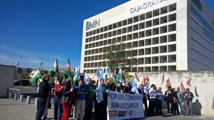 Trabajadores del sector de ahorro protestan frente a BMN-CajaGranada en defensa de sus derechos laborales
