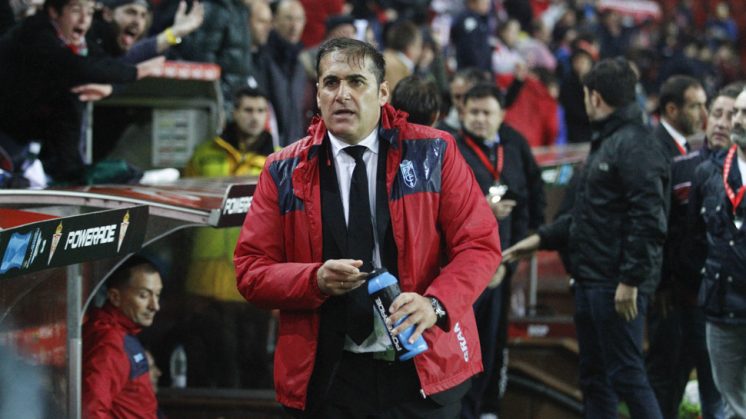 El técnico del Granada CF, durante el encuentro en Gijón. Foto: Álex Cámara